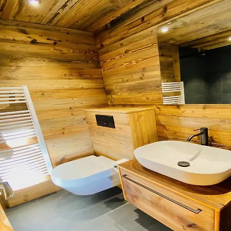 Apartment In Near Lift *